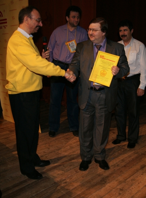 Награждение Нуралиевым сертификата "Лучший продукт 2011-2012гг."